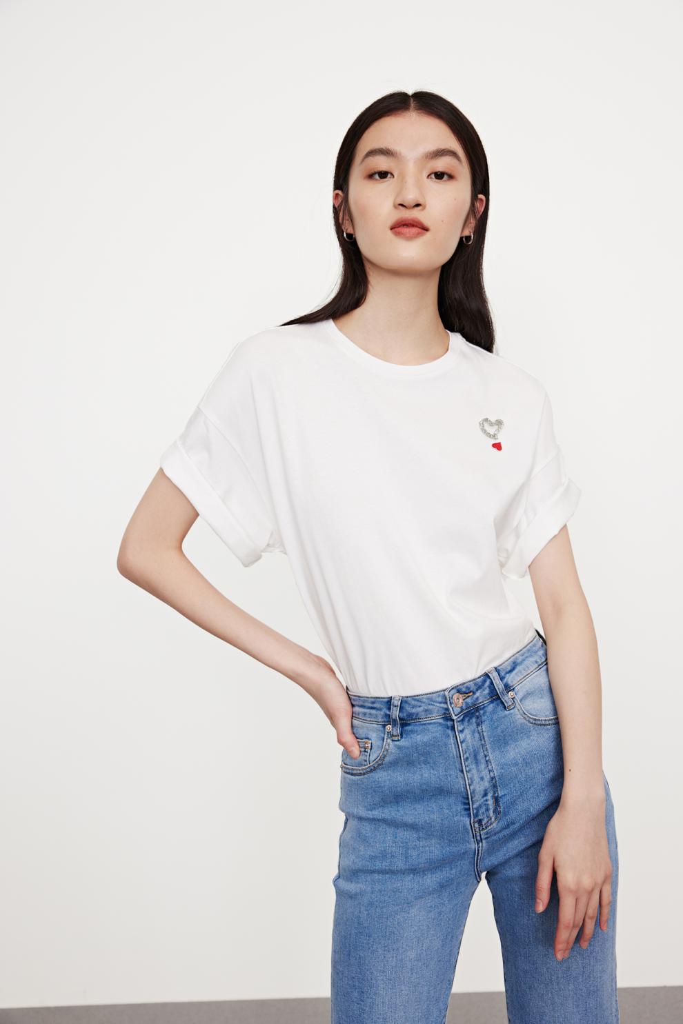 ur2021春夏新品女装简约软妹ins爱心胸针宽松短袖t恤wg16r4mn2005