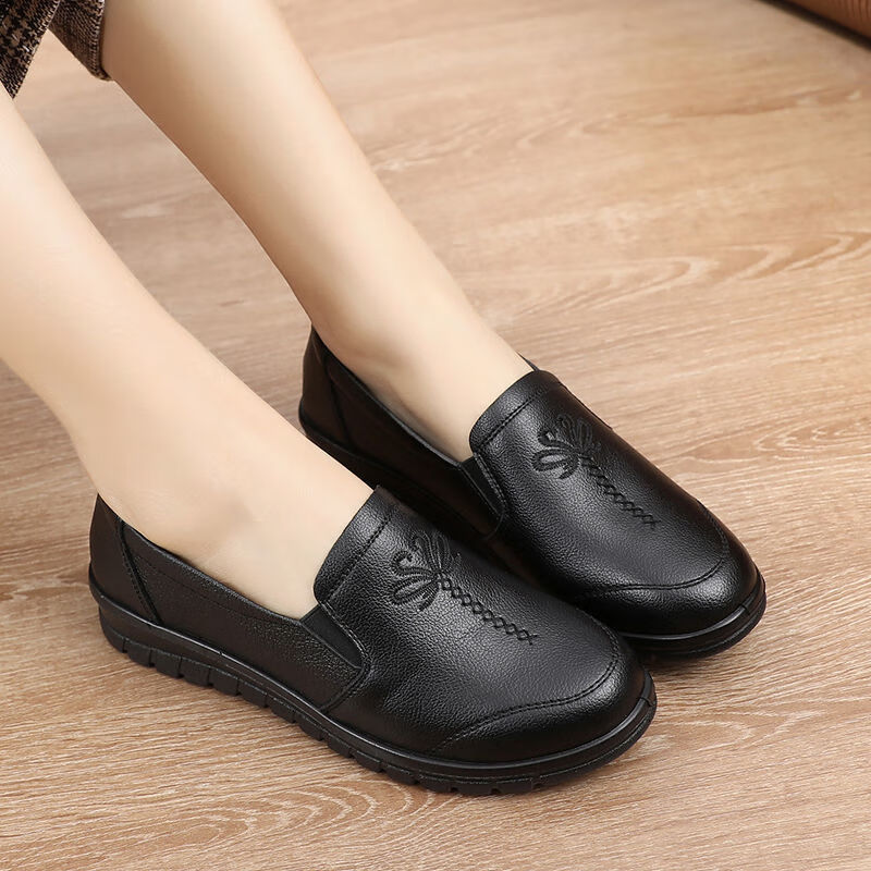 真皮单鞋女新款软底妈妈鞋中老年人平底舒适防滑奶奶太太皮鞋黑色