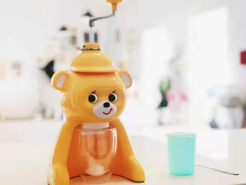 小熊刨冰机定制日本同款小熊刨冰机儿童家用碎冰手动冰沙卡通绵绵冰机