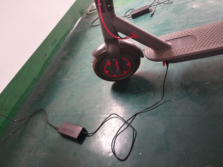 小米电动滑板车m365电池充电器42v2a多欧规锂电池适配1:1原装配件 澳