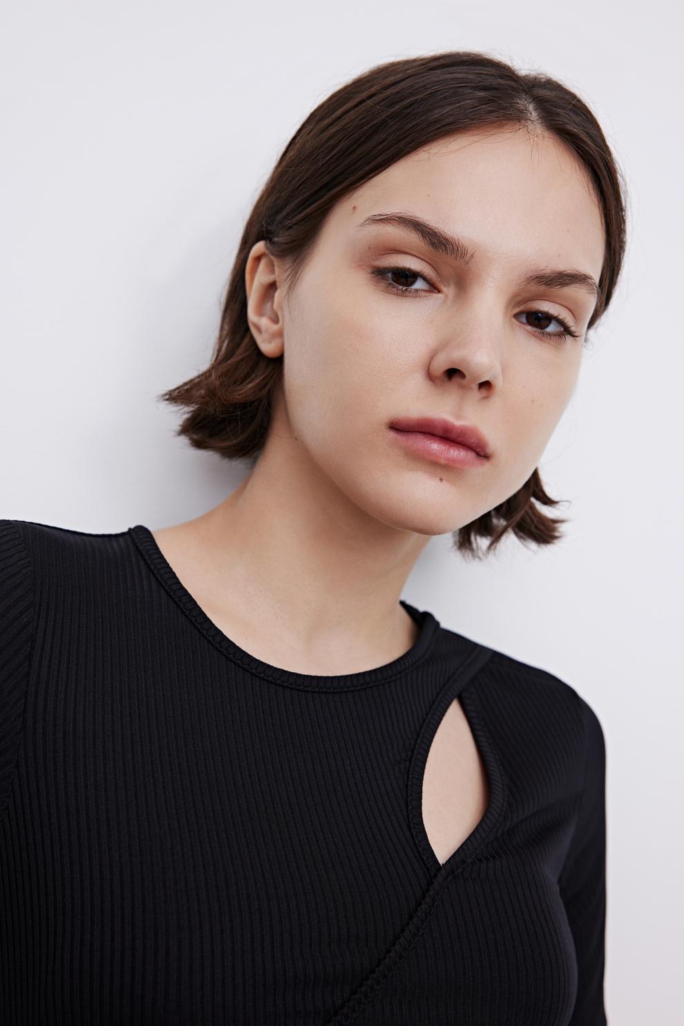 ur2021春夏新品女装欧美简约暗纹肌理挖空短袖t恤wg18r4mn2004 正黑