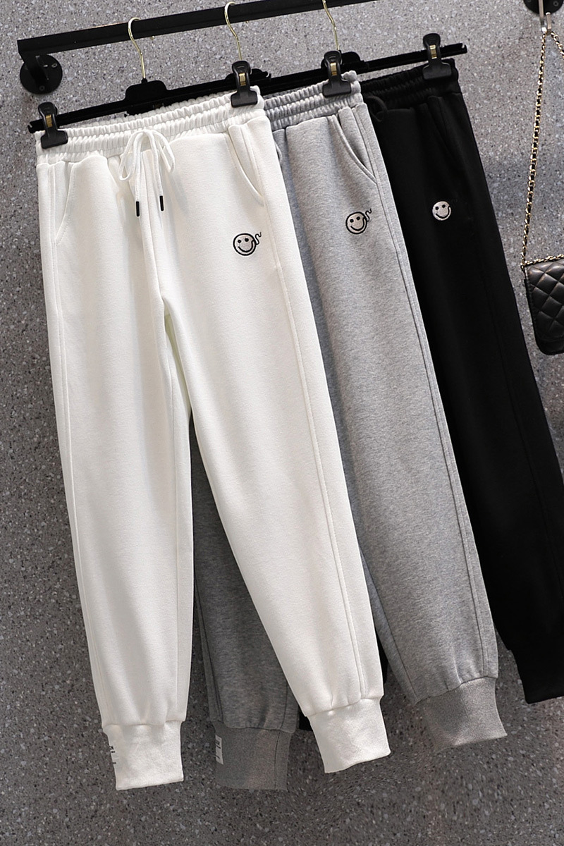 更多参数>>裤长:长裤上市时间:2021年秋季风格:通勤裤型:哈伦裤流行