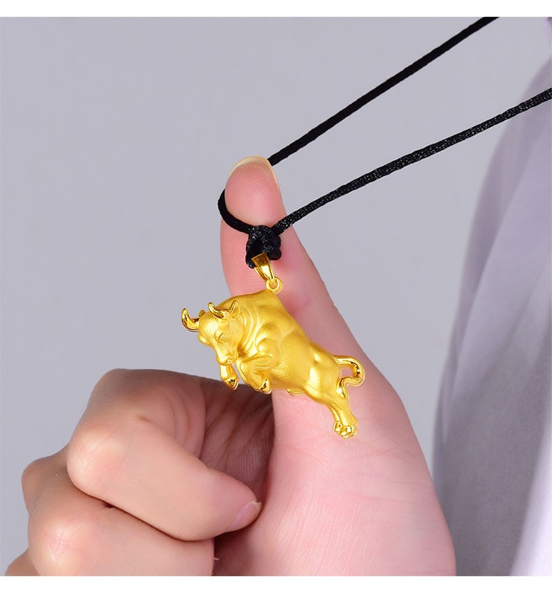 黄金吊坠男3d硬足金999小金牛本命年纯金犀牛扭转乾坤