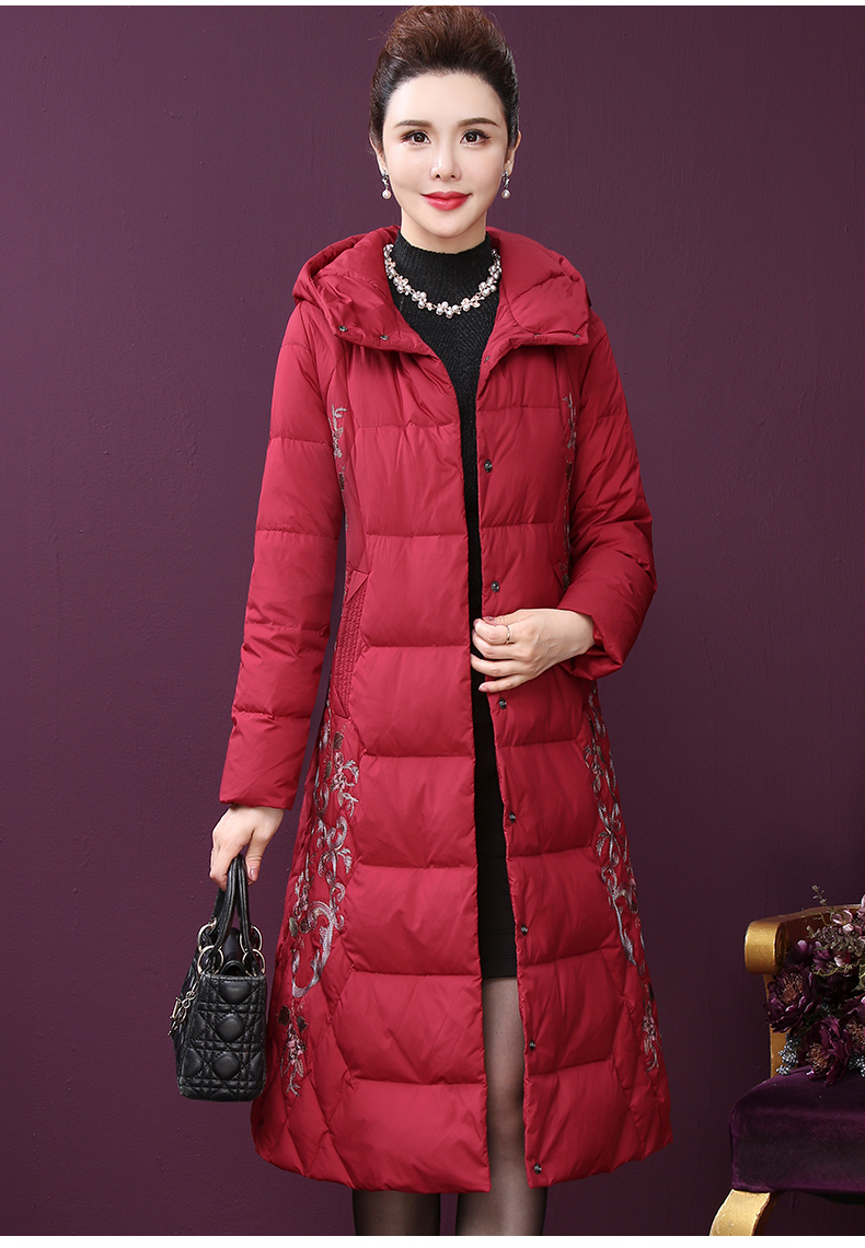 王小鸭羽绒服女冬2021新款复古设计感白鹅绒休闲连帽刺绣中长外套红色