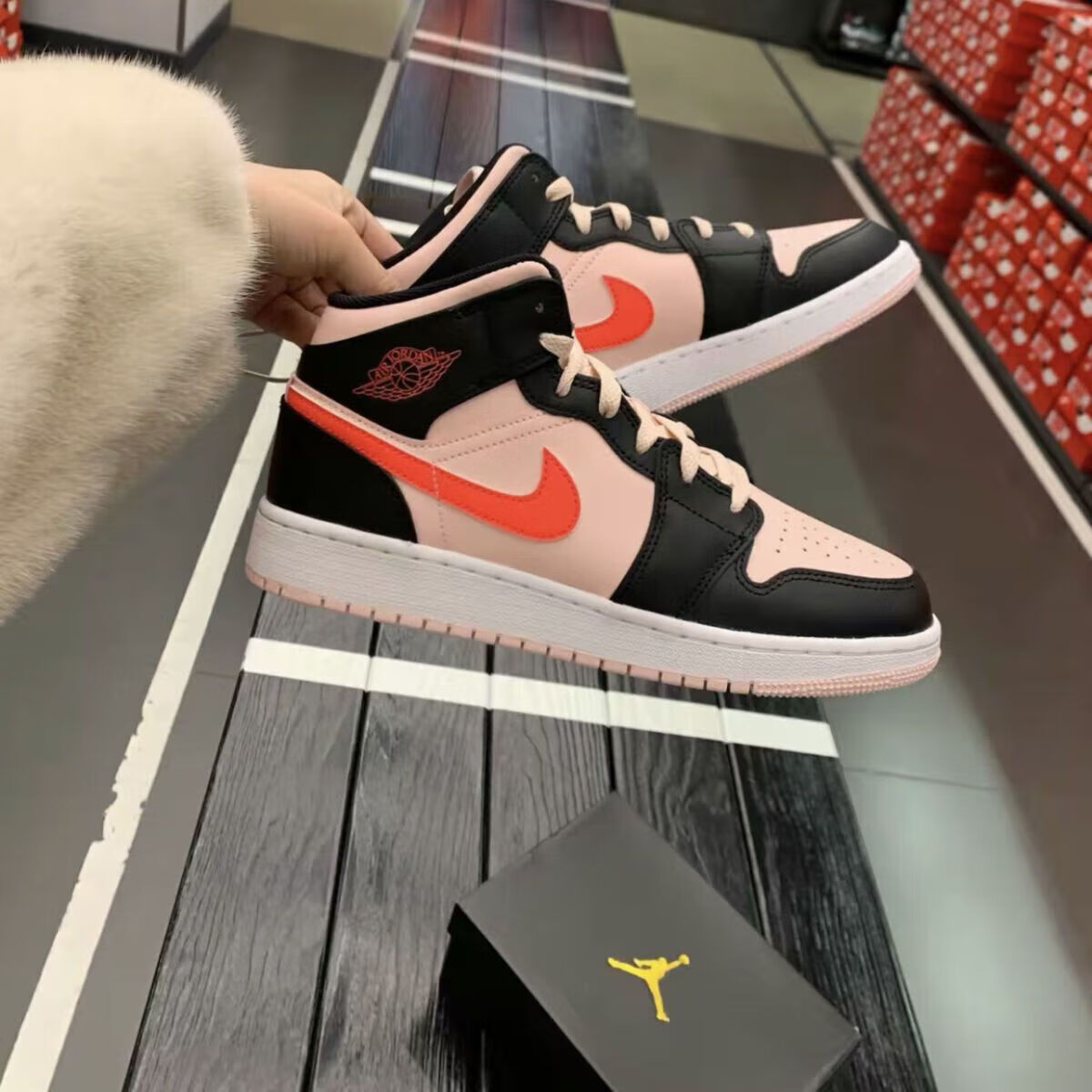 色粉aj公司级中帮篮球鞋女款时尚潮流校园百搭休闲鞋聨名同款 aj1黑粉