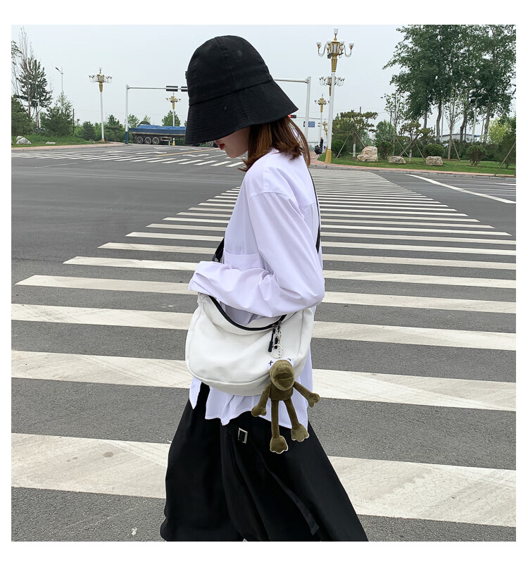 斜肩包男学生帆布纯色斜挎包女原宿港风暗黑风极简百搭潮单肩包真章