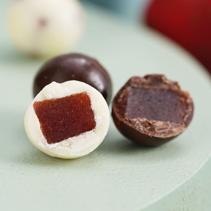 球休闲儿童零食小吃消食开胃食品网红夹心特卖礼包黑巧克力山楂味125g