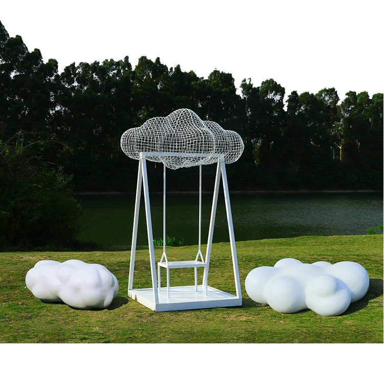 南界户外玻璃钢人物不锈钢镂空云朵雕塑广场小区售楼部摆件铁艺装饰品