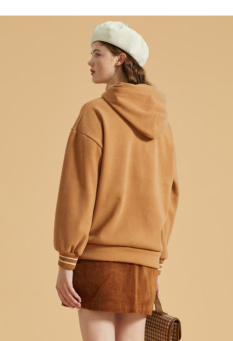 eland衣恋官方集团依恋春季休闲时尚连帽字母印花薄绒舒适卫衣女棕色