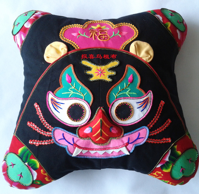 老虎枕头手工刺绣 布老虎民间艺品老虎抱枕刺绣靠垫工艺品虎头枕特色