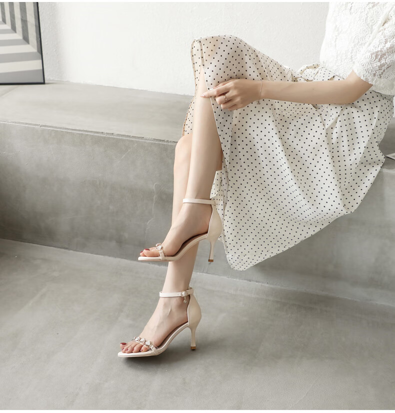 卡帝乐鳄鱼新品水钻配裙子一字带凉鞋2022年新款女夏仙女风细跟透明