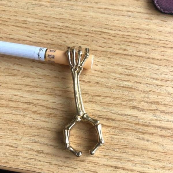 2022夹烟指环男女烟架烟托戒指吸烟手指夹烟通用抽烟指环新款创意神器