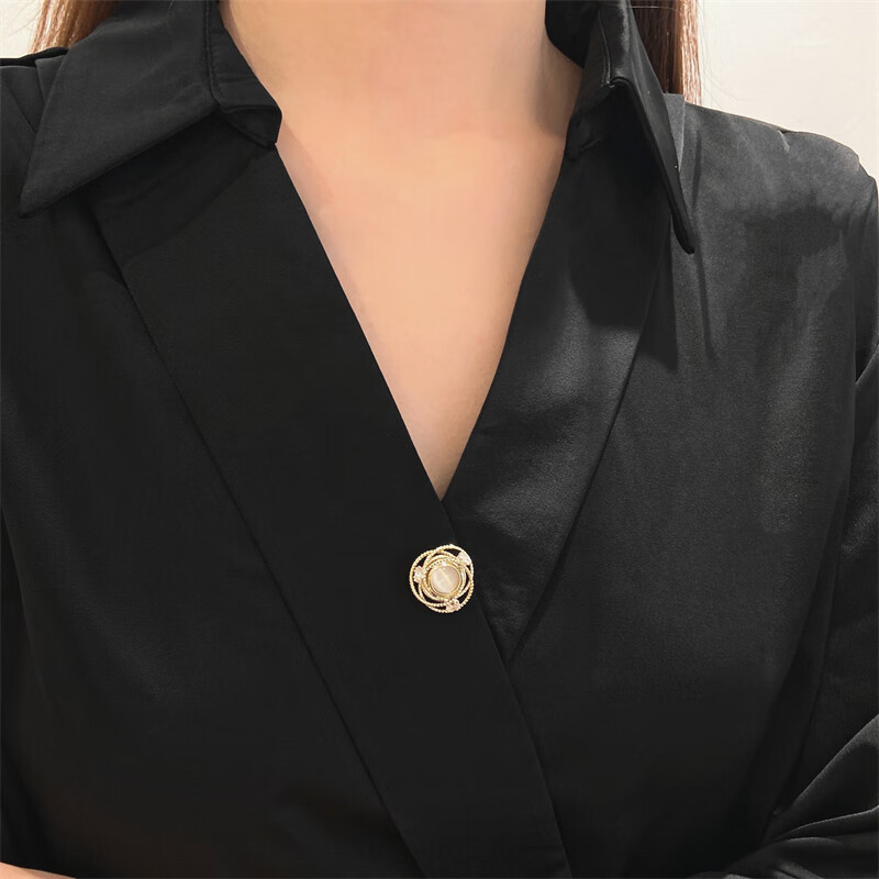 磁铁领口防走光胸针扣设计感小众感胸花徽章衣服配饰别针水钻环绕浅蓝