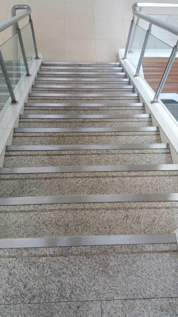 304不锈钢防滑条台阶楼梯防滑条 宽15毫米*高15毫米*厚2毫米【图片