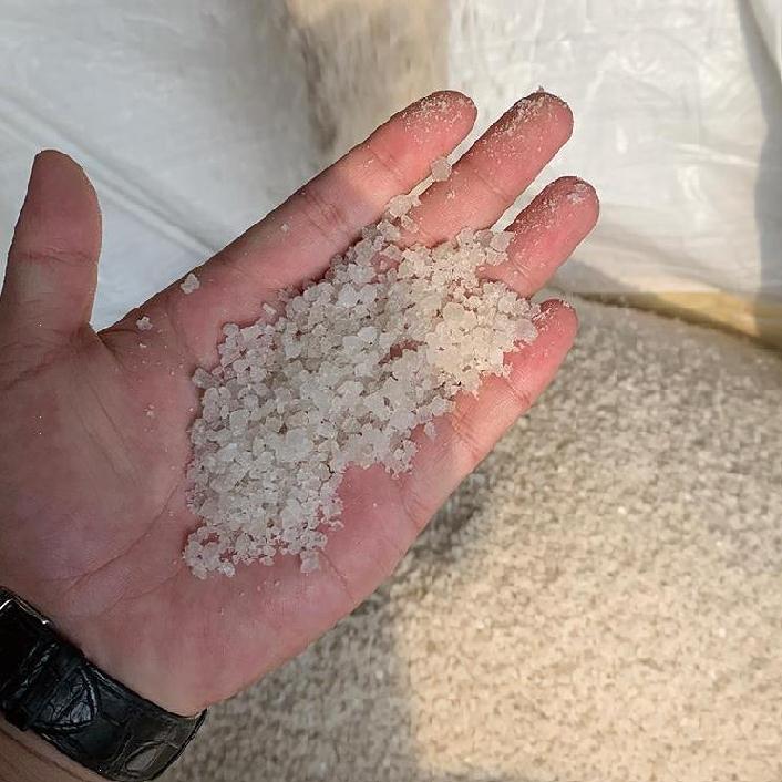 工业盐化冰剂机场停车场除冰道路融冰工业级防冻剂粗盐化冰颗粒状固体