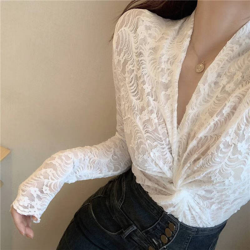 莫怀馨2021春装新款心机性感镂空交叉v领洋气长袖蕾丝打底衫上衣女ins