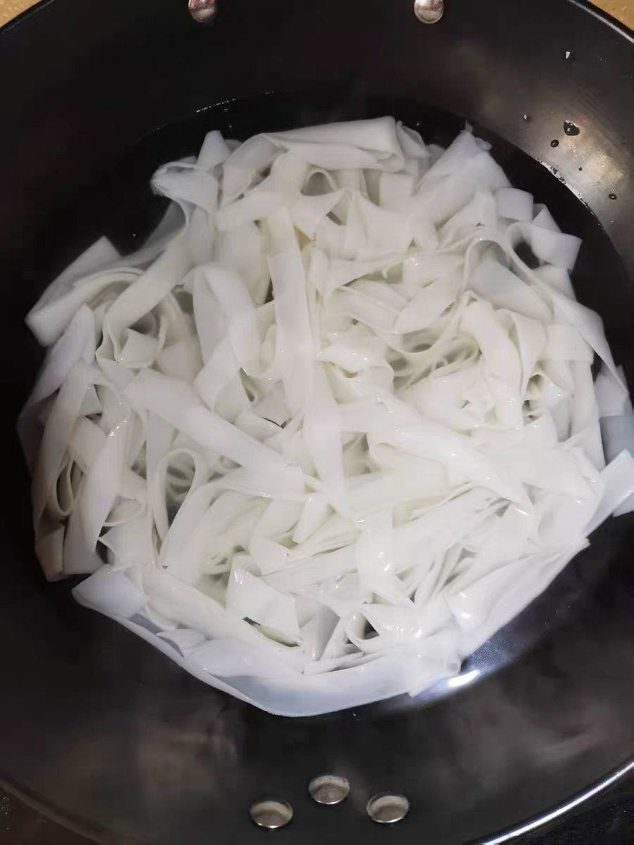 湖南米粉正宗长沙手工米粉湿宽扁粉新鲜面皮炒商用切粉圆卷河粉线5斤