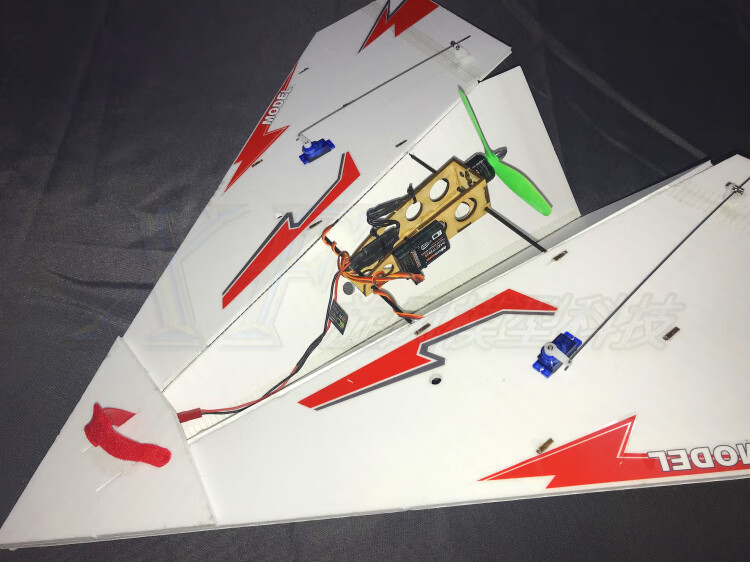 遥控纸飞机固定翼滑翔机航模遥控固定翼小型纸飞机耐摔魔术板三角翼