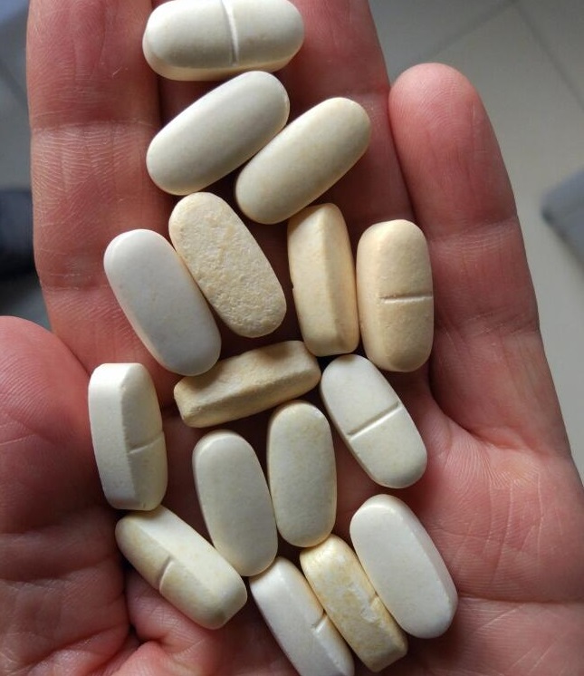 比如下面这张图的颜色明显不同kirkland的维骨力今年比较多的有颜色不