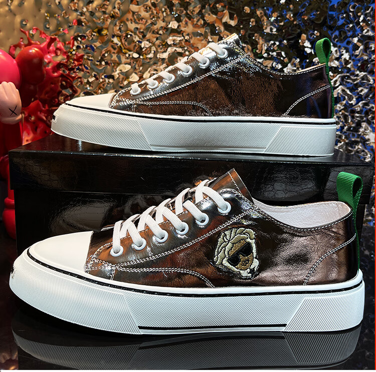 aekr轻奢侈品牌社会人潮鞋男漆面亮皮平底板鞋男生舞台鞋子潮流男鞋