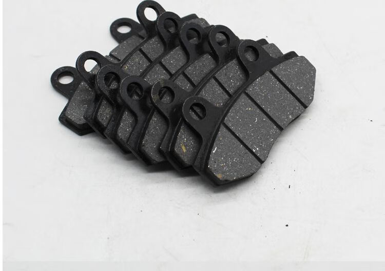 电动车刹车片踏板车碟刹片两轮双缸通用陶瓷碳纤维前后油刹片cbx 升级