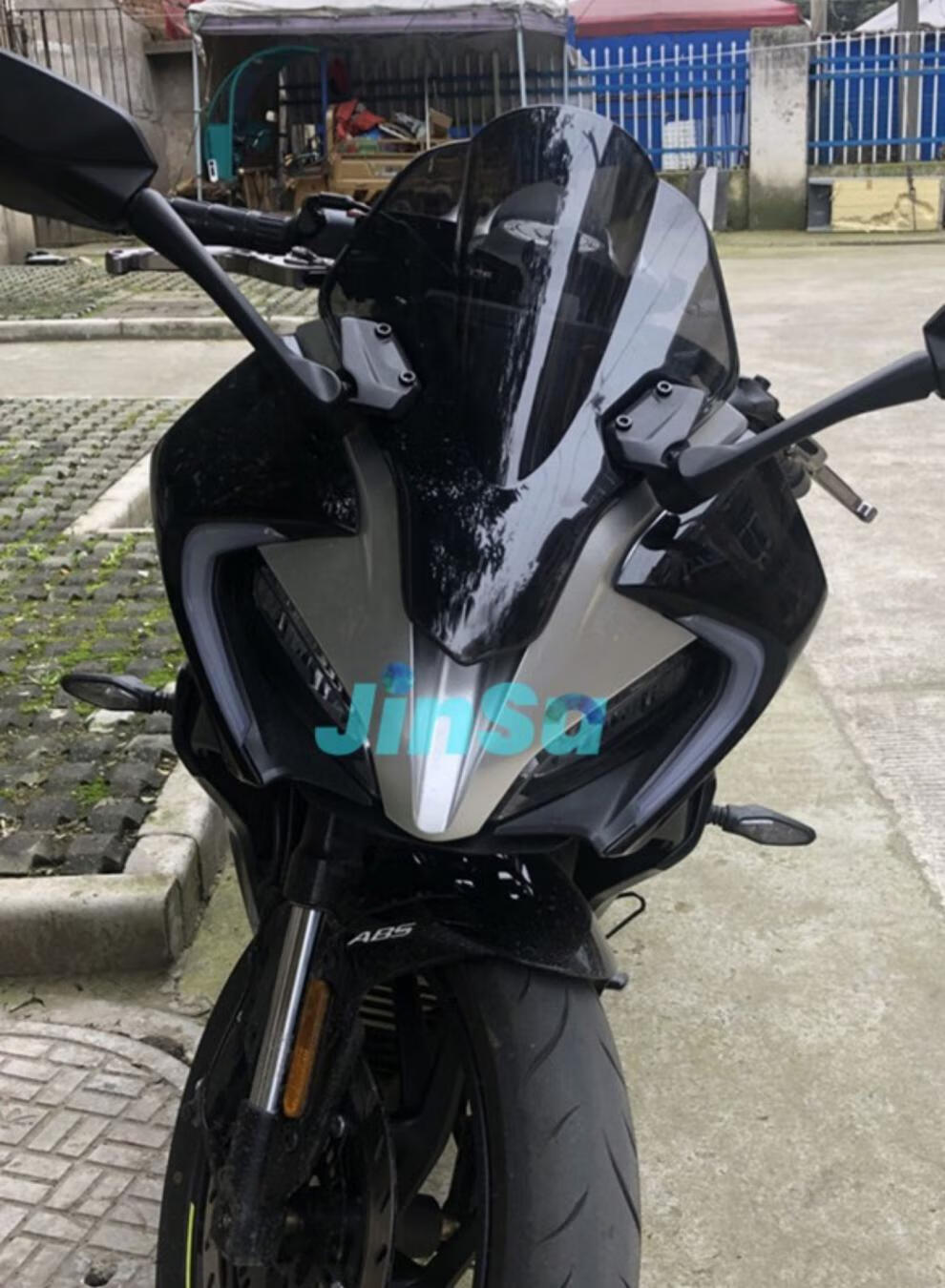 适用于春风250sr改装风挡250sr 摩托车竞技赛道版黑色前挡风板玻璃