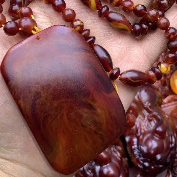 【捡漏 特价】龙涎香行走的香水平安无事牌吊坠配7m链挂坠灰琥珀民族