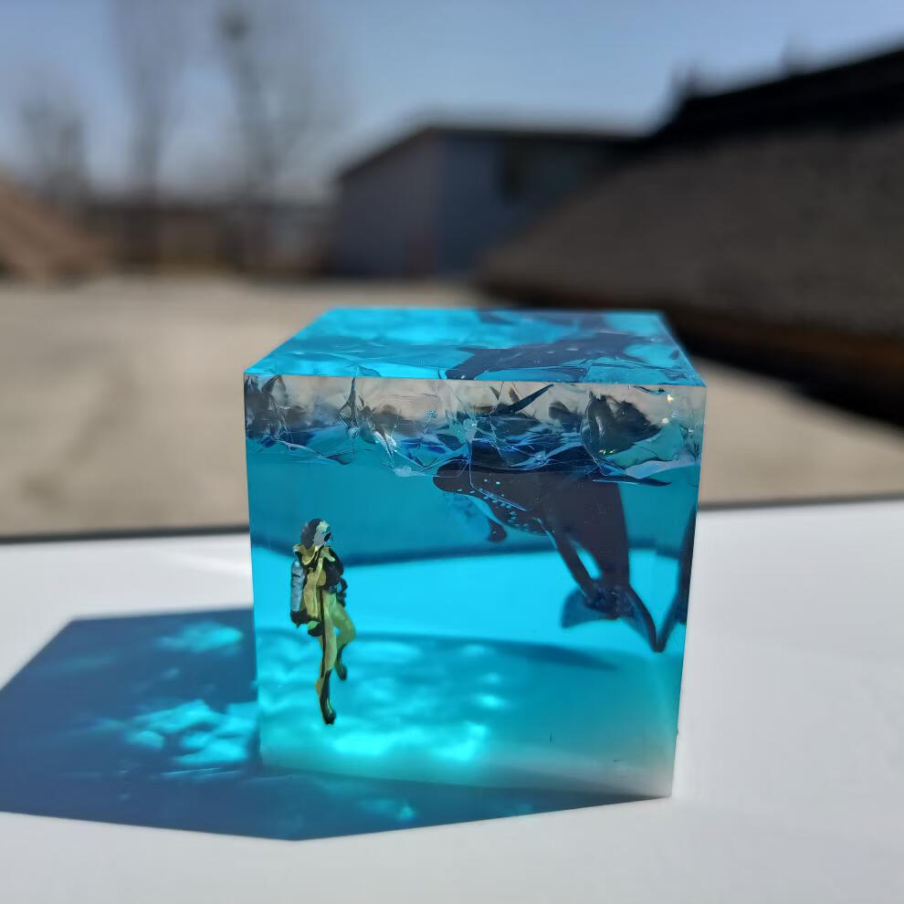 海洋树脂白鲸潜水员 文创新款艺品鲸鱼水晶车饰水潜水员滴胶夜光树脂