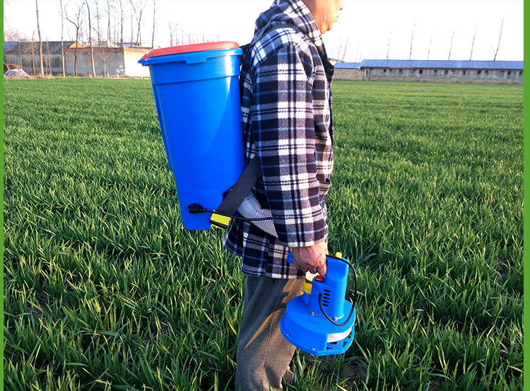月娥背负式电动施肥器播种机多功能撒肥机手动玉米追肥器投饵料机 提