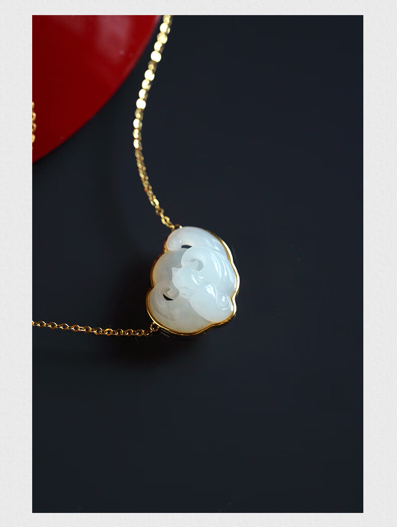 轩野和田玉吊坠新疆籽料18k金镶嵌白玉蝙蝠挂件女