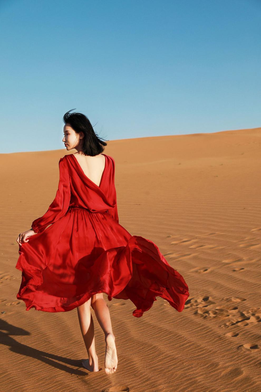 沙漠红色裙子照片图片