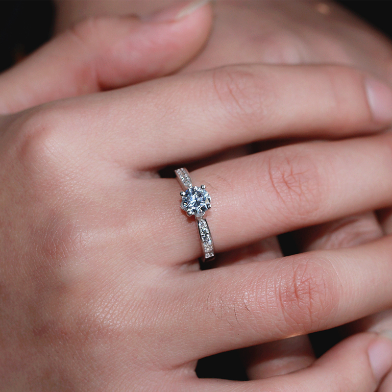 美思迪meisidi925银四爪80分仿真女钻戒结婚戒指一克拉1克拉锆石80分