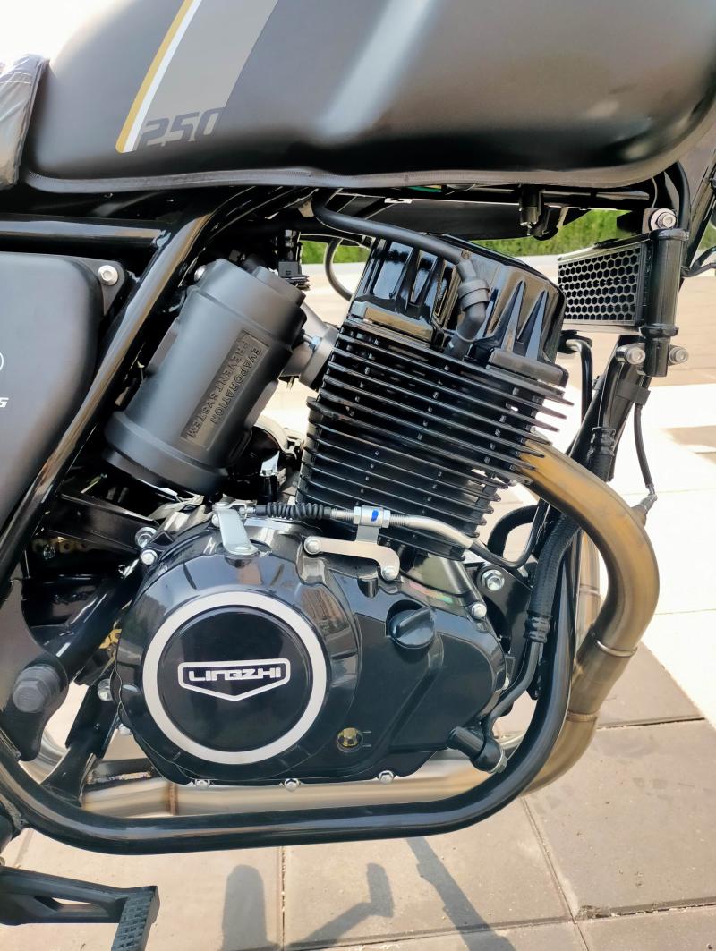 lz250g油冷双缸四冲程发动机前后双碟刹abs复古摩托车街车黑色