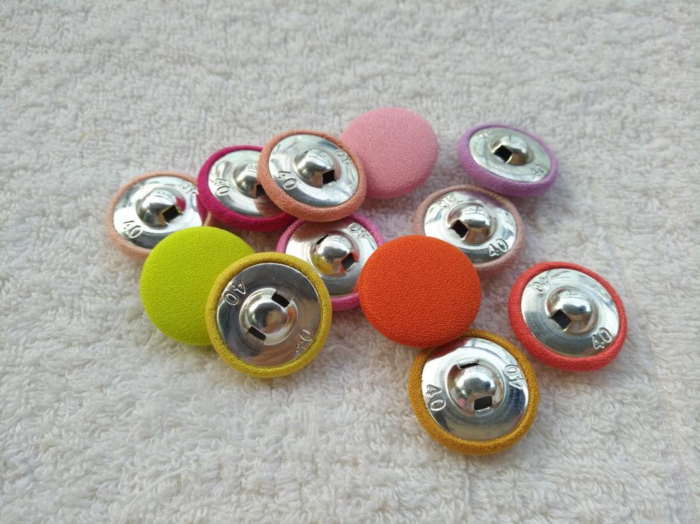 红色雪纺纽扣衬衣裙子时装夏装扣子男女士宝宝衣服包扣圆形大小扣