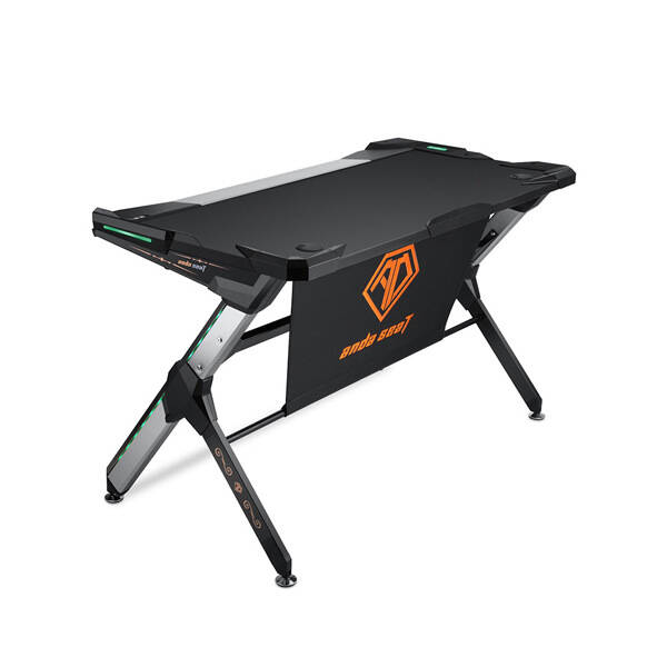 铝合金脚架,e1级环保面板,以及碳纤维幕布,打造的 电竞 桌,不仅使用