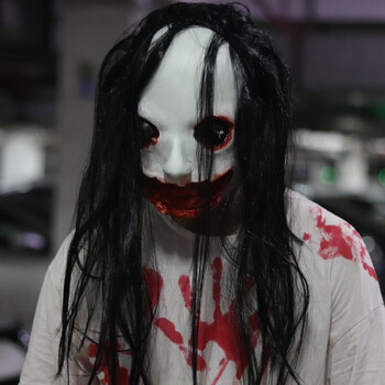 柚狮挂墙上的万圣节恐怖鬼脸面具眼睛发光吓人血腥恶魔头套密室 发光