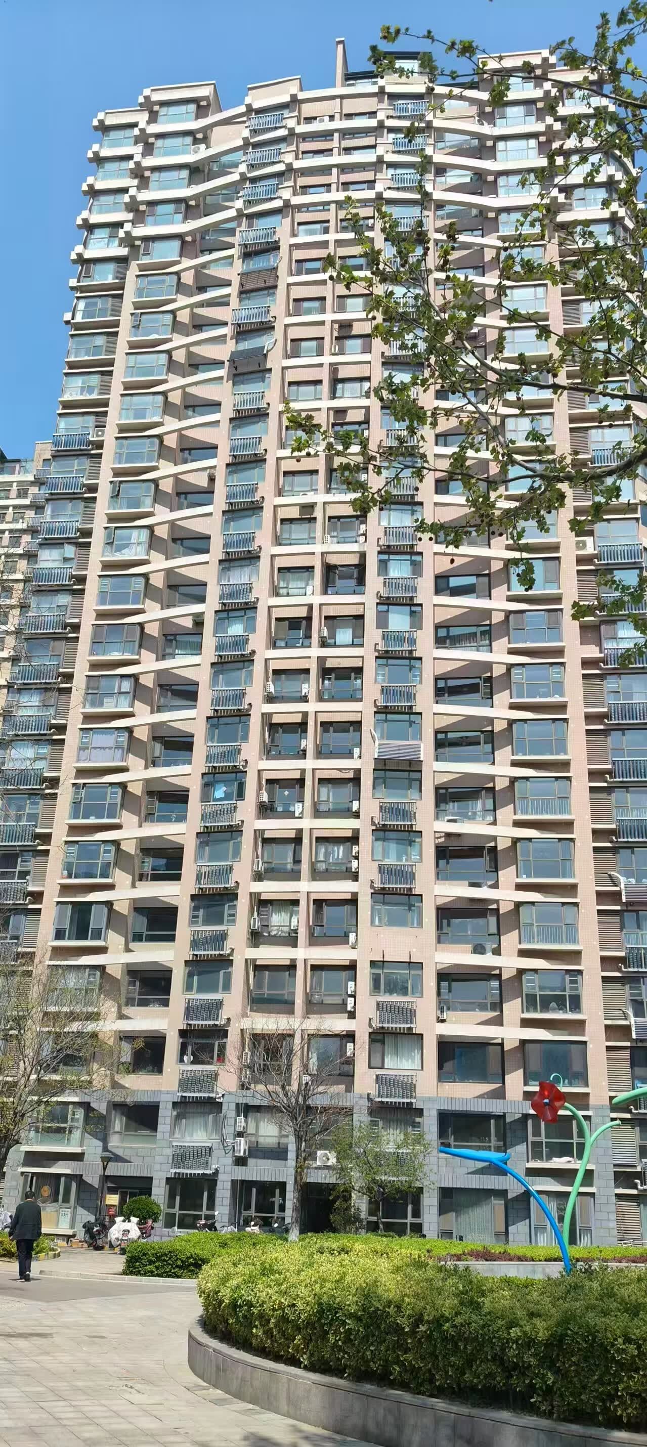 山东省济南市章丘区山水泉城住宅小区26号楼1304室及附属27