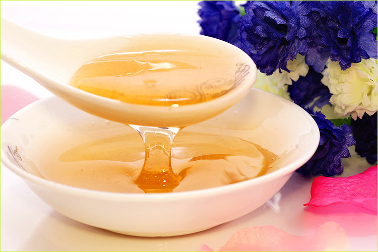 椴树蜜呈浅琥珀色,易结晶,结晶细腻,口感甜润香醇,回味绵长.