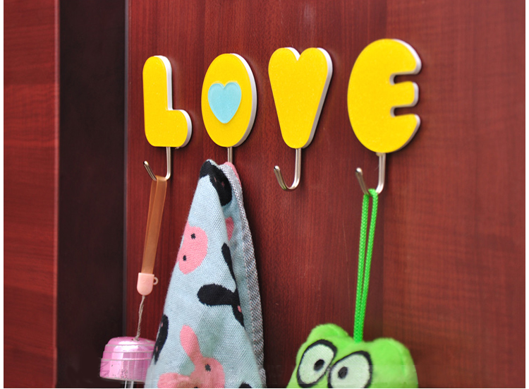 小挂钩,大便利 挂钩虽小,却给粘Ｉ畲创蟊憷,方便悬挂日用品等小