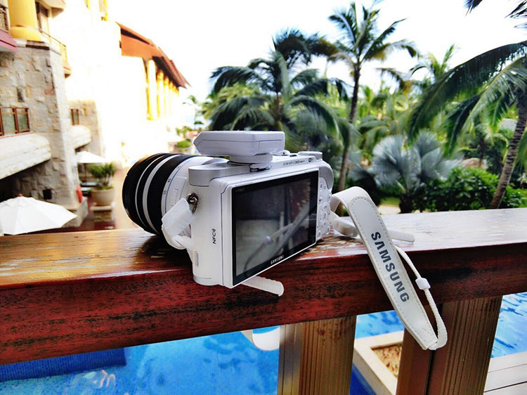 三星（SAMSUNG) NX300 微型单电套机（18-55mm镜头）白色 2160万像素 WIFI传输 1/6000秒快门 内附16G卡