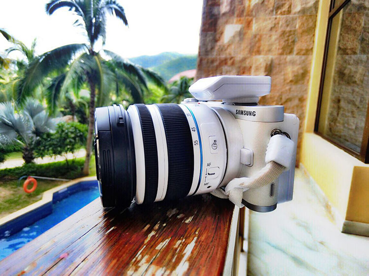 三星（SAMSUNG) NX300 微型单电套机（18-55mm镜头）白色 2160万像素 WIFI传输 1/6000秒快门 内附16G卡