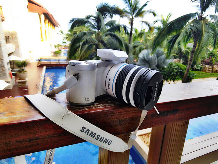 三星（SAMSUNG) NX300 微型单电套机（18-55mm镜头）白色 2160万像素 WIFI传输 1/6000秒快门 内附16G卡